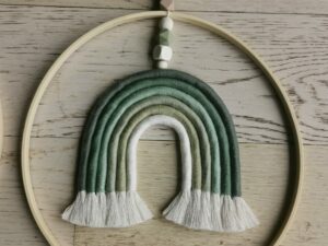 Arc-en-ciel en macramé dans cercle